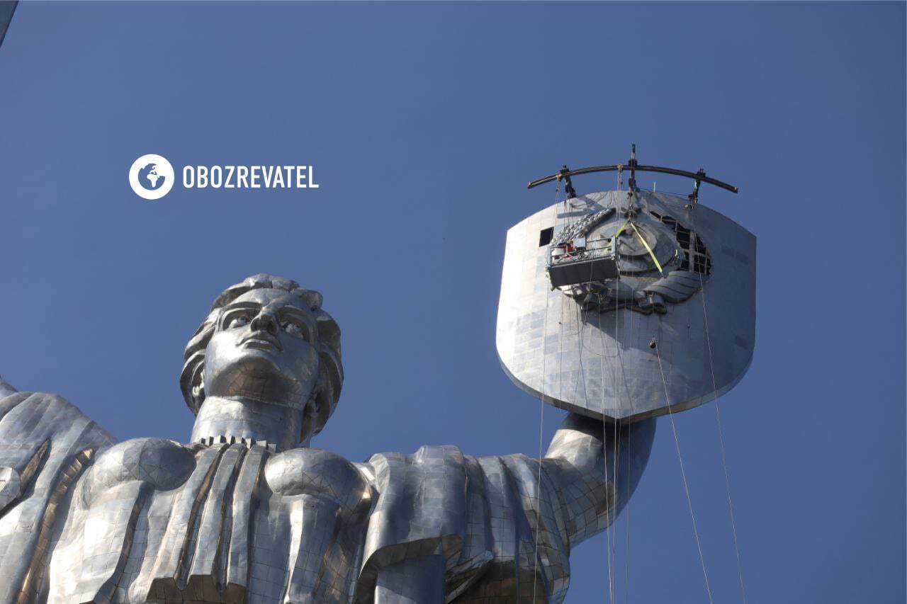 У Києві демонтували радянську символіку з монумента "Батьківщина-мати": як все було. Фото і відео