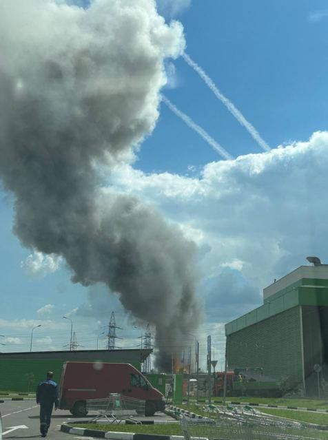 У Підмосков'ї спалахнула потужна пожежа, піднявся стовп диму. Відео 