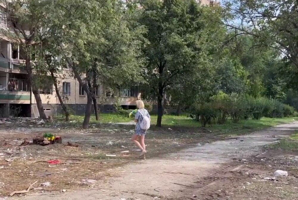 У Кривому Розі люди несуть квіти до будинку, в який влучила ракета РФ: як виглядає місце трагедії зараз. Відео