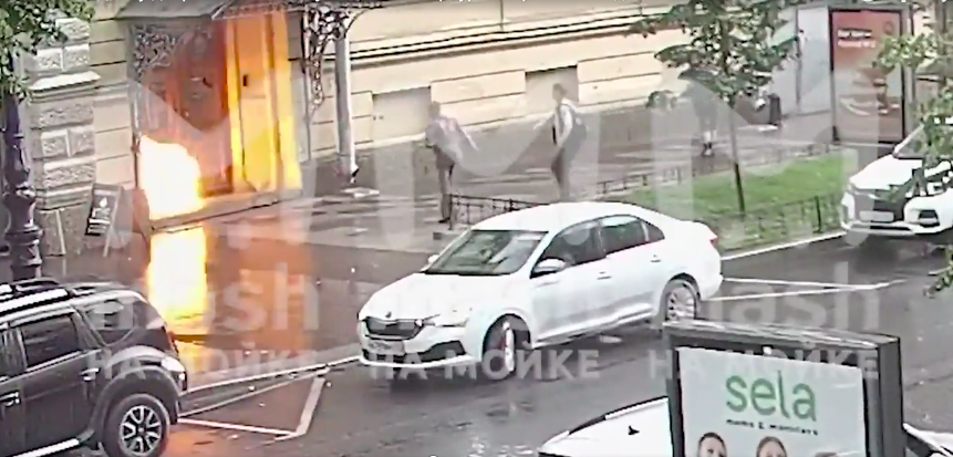 В Петербурге мужчина протаранил ворота военкомата и поджег его. Видео