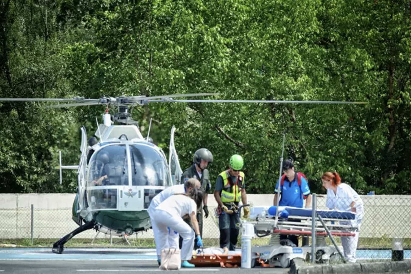 В Испании в горах перевернулся автобус с туристами: пострадали более 10 человек. Фото