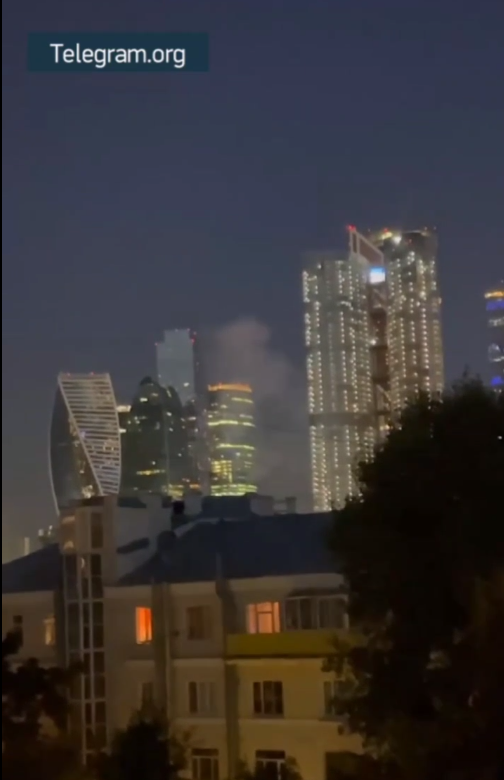 В столице РФ снова пожаловались на атаку БПЛА: из башни "Москва-Сити" валил дым. Фото и видео