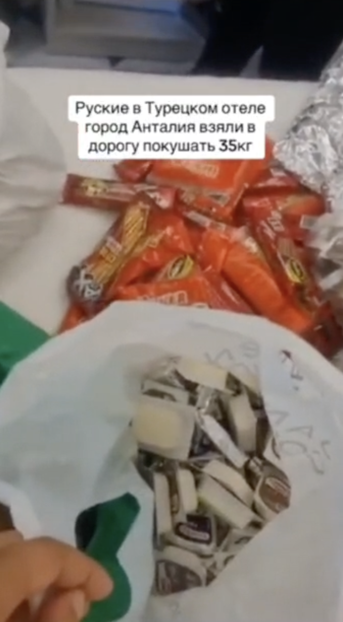 "Поїсти в потяг": російські туристи намагалися вивезти з готелю у Туреччині 35 кг їжі. Відео