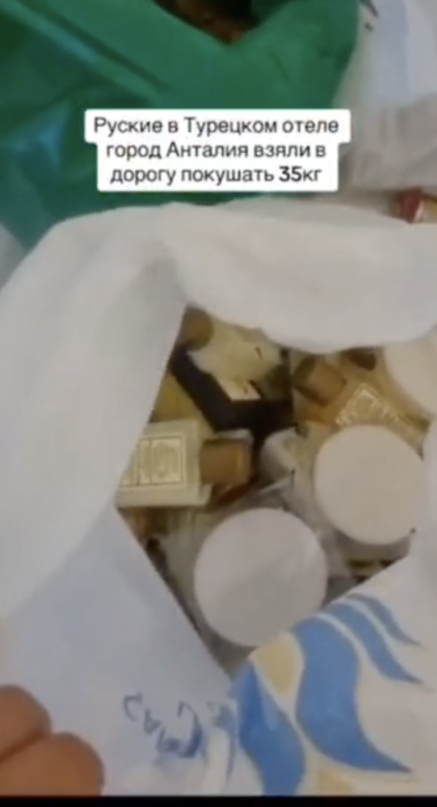 "Поїсти в потяг": російські туристи намагалися вивезти з готелю у Туреччині 35 кг їжі. Відео