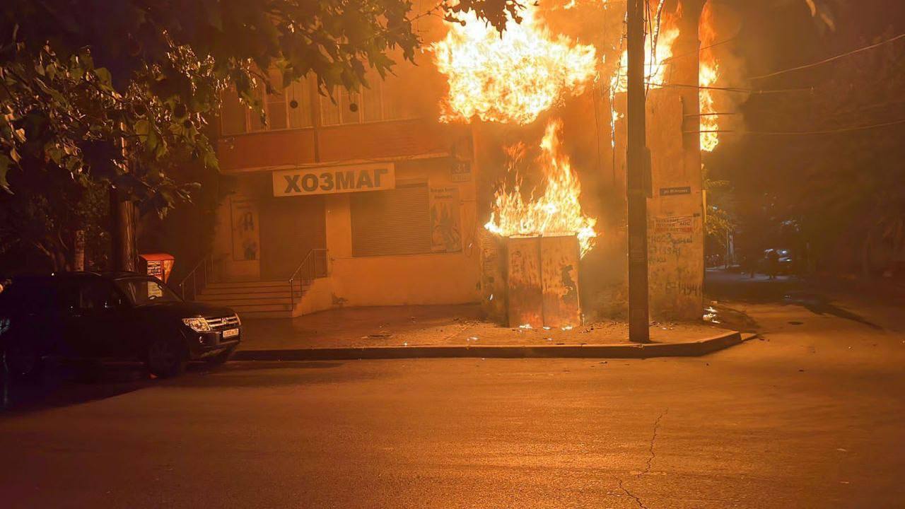 В Дагестане мрак: жители Махачкалы перекрыли улицу, потому что три дня сидят без света. Фото и видео