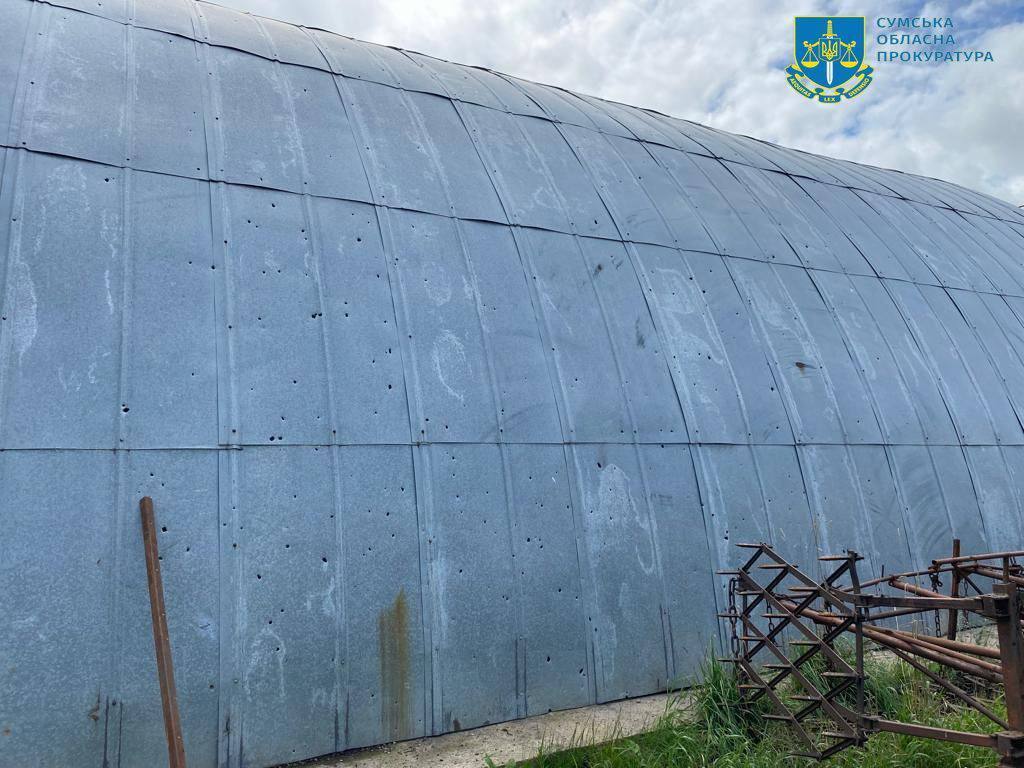 Росіяни обстріляли фермерське господарство на Сумщині: пошкоджено техніку і ангар. Фото
