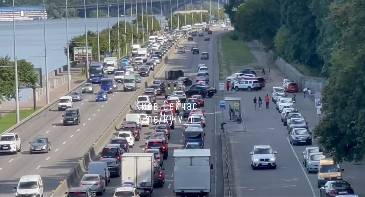 В Киеве на Набережном шоссе в результате ДТП перевернулась легковушка: возникла пробка. Фото и видео