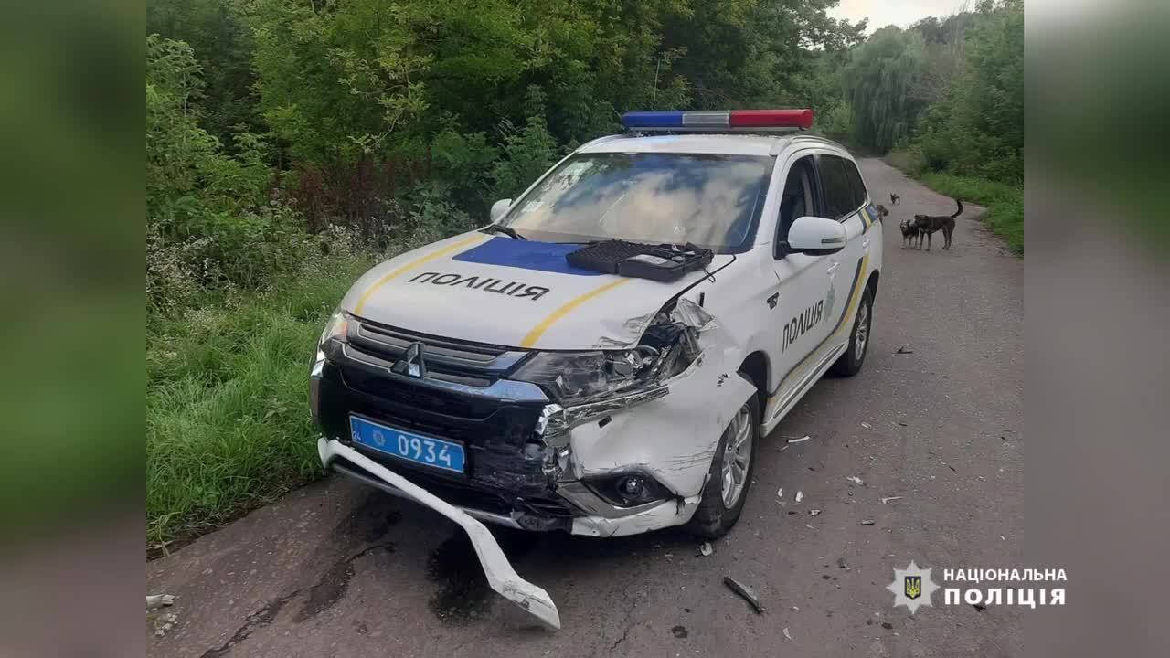 На Черкащині водій напідпитку влетів у авто поліції: відео