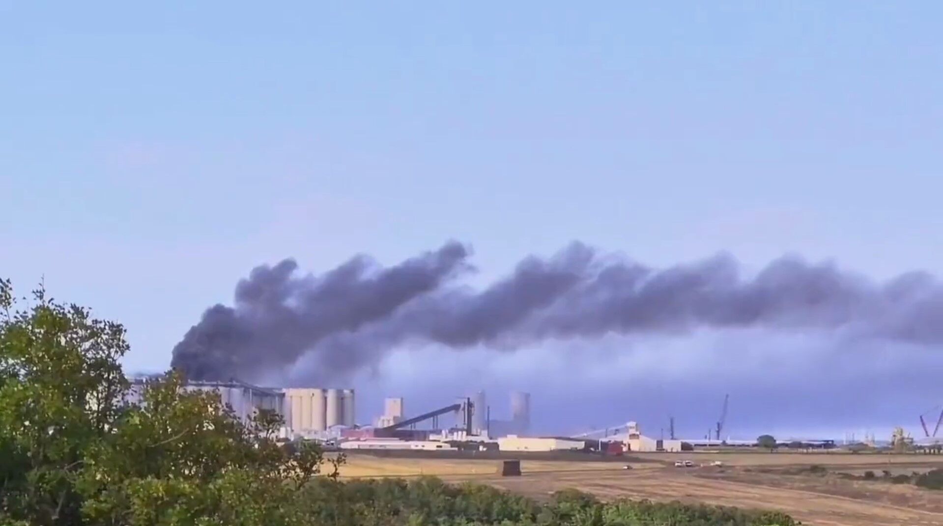 В порту во Франции вспыхнул мощный пожар: горят элеваторы с зерном. Видео