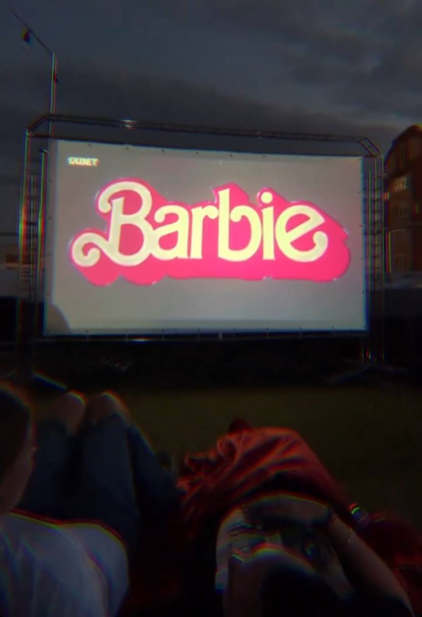 "Нормальна альтернатива для "простих" людей": росіяни епічно зганьбилися показом "Барбі", записаним з кінотеатру з рекламою