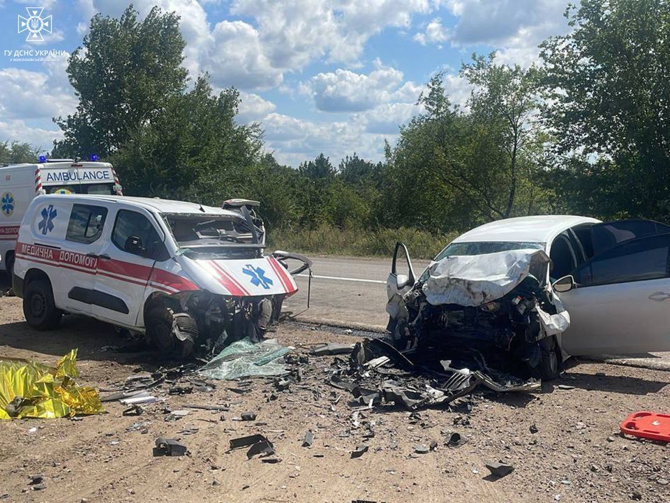 На Миколаївщині легковик зіткнувся зі швидкою: три особи загинули. Фото