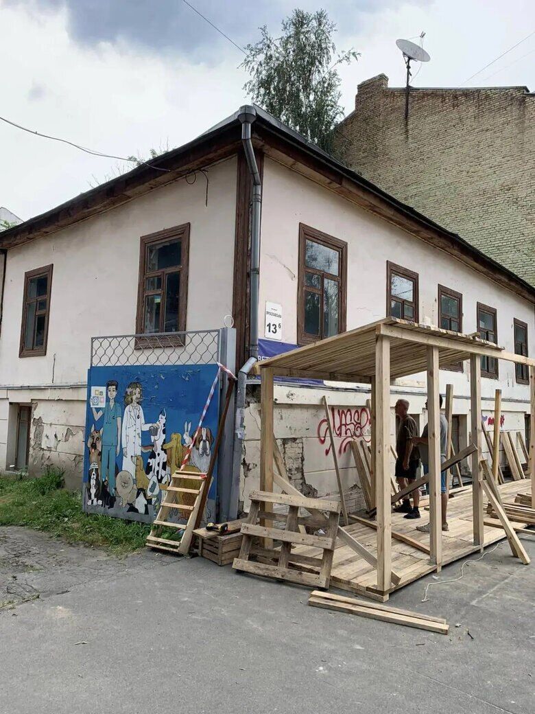 В Киеве на Подоле без разрешения снесли 200-летнюю деревянную усадьбу: делом занялась полиция. Фото