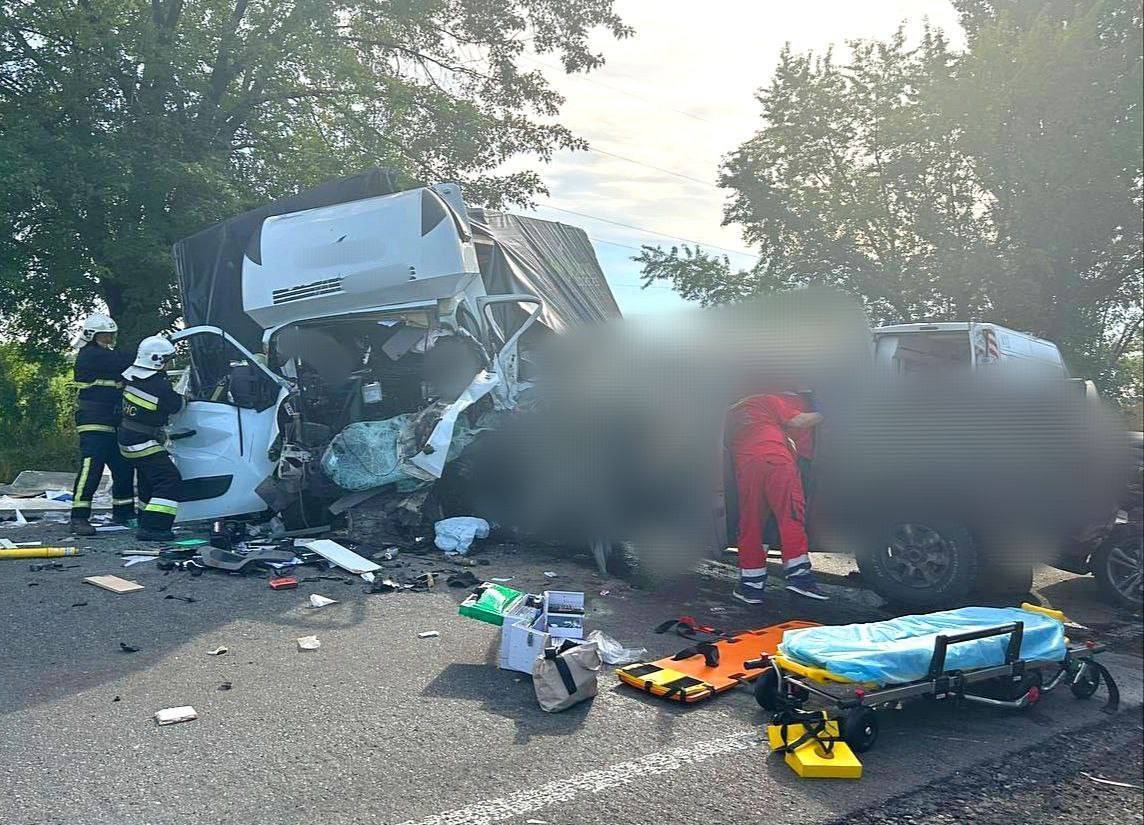 Під Києвом сталась ДТП за участі трьох авто: є загиблий та постраждалі. Фото