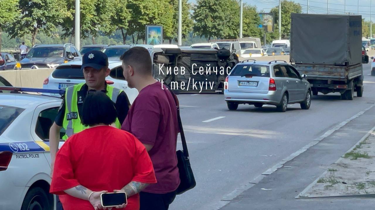 В Киеве на Набережном шоссе в результате ДТП перевернулась легковушка: возникла пробка. Фото и видео