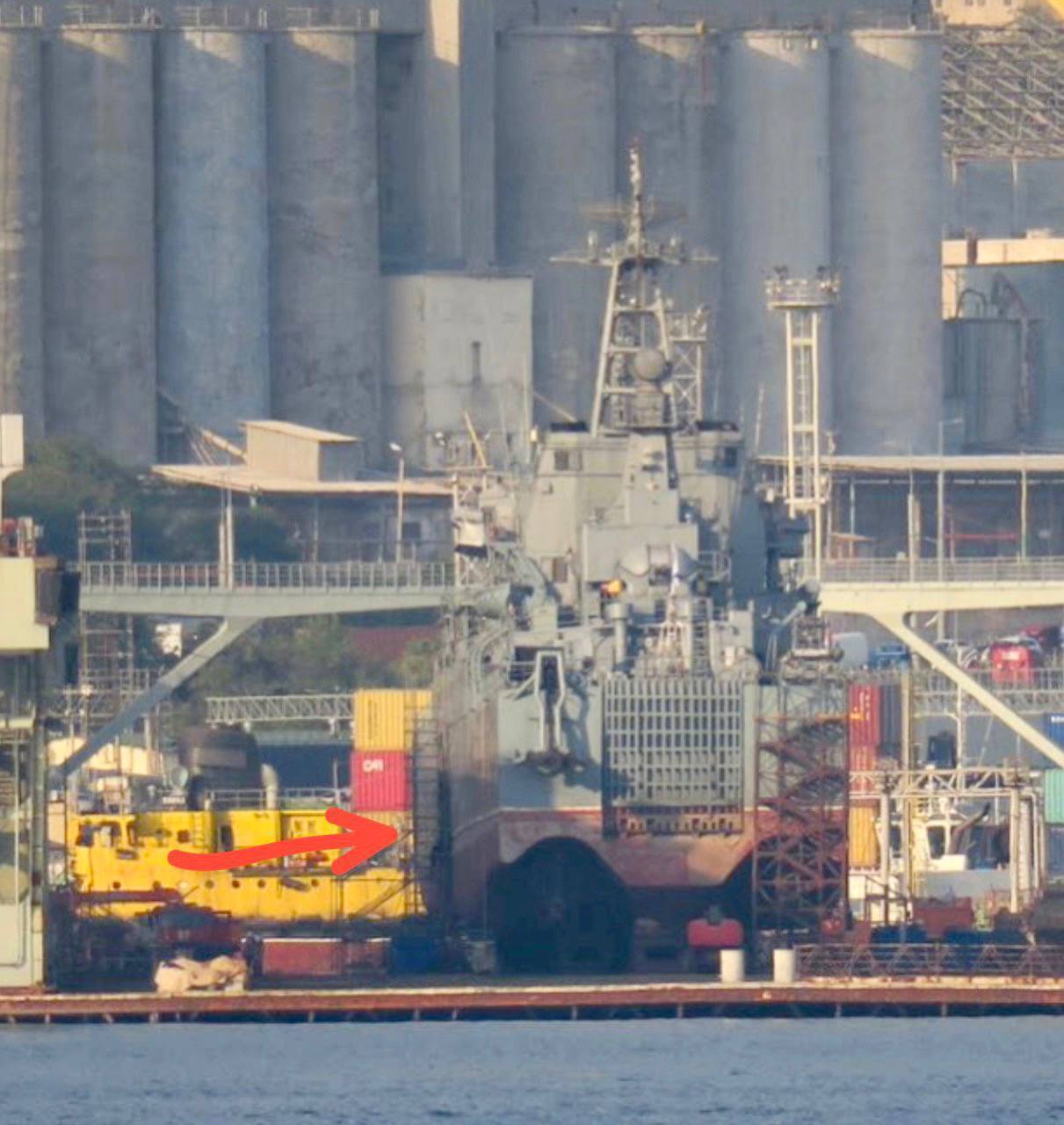 Отличная работа дронов: в сети показали поврежденные российские танкер Sig и корабль "Оленегорский горняк"