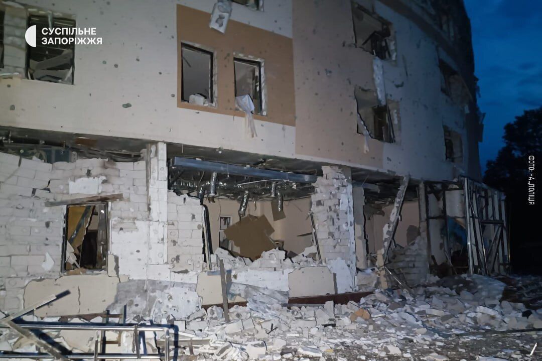 Войска РФ ударили ракетами по гостинице в Запорожье, где останавливался гендиректор МАГАТЭ: есть жертва и пострадавшие. Фото и видео
