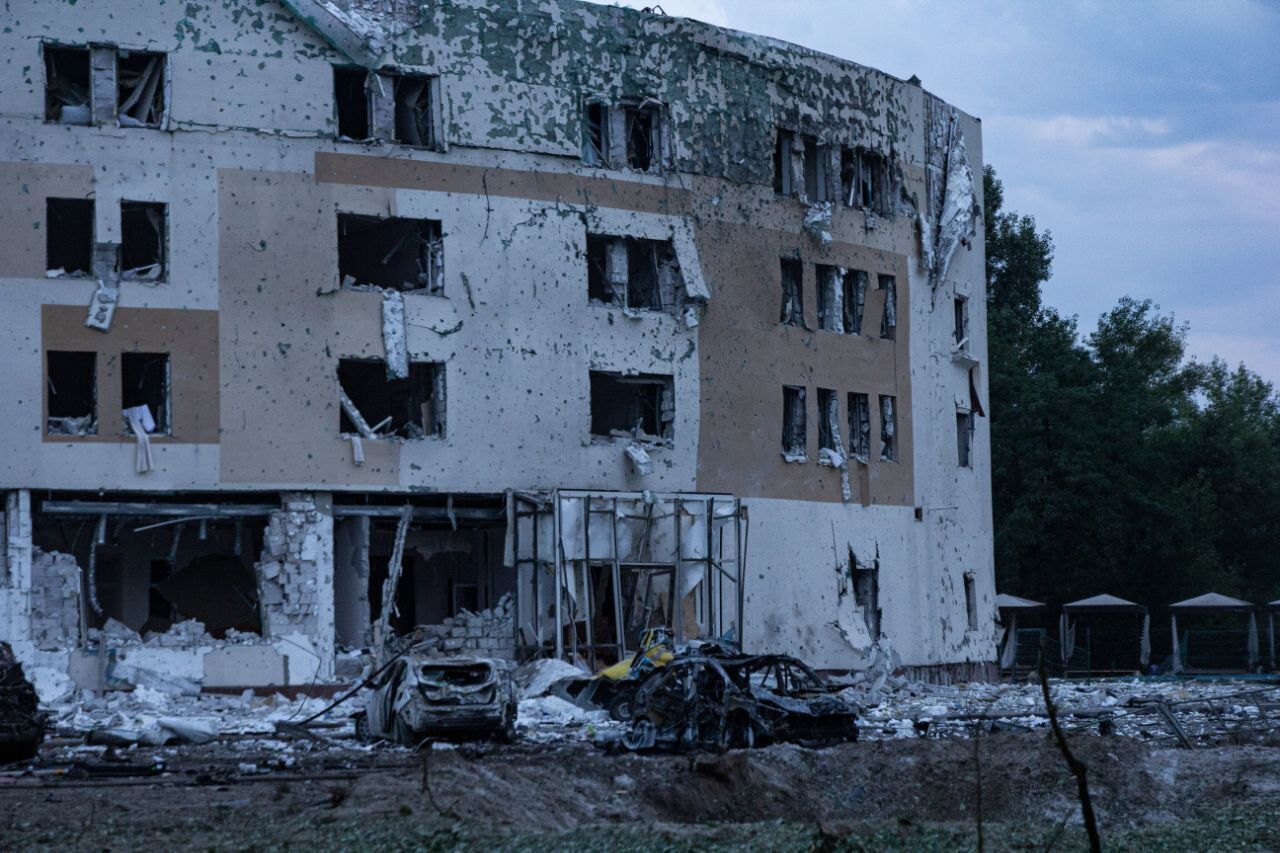 Войска РФ ударили ракетами по гостинице в Запорожье, где останавливался гендиректор МАГАТЭ: есть жертва и пострадавшие. Фото и видео