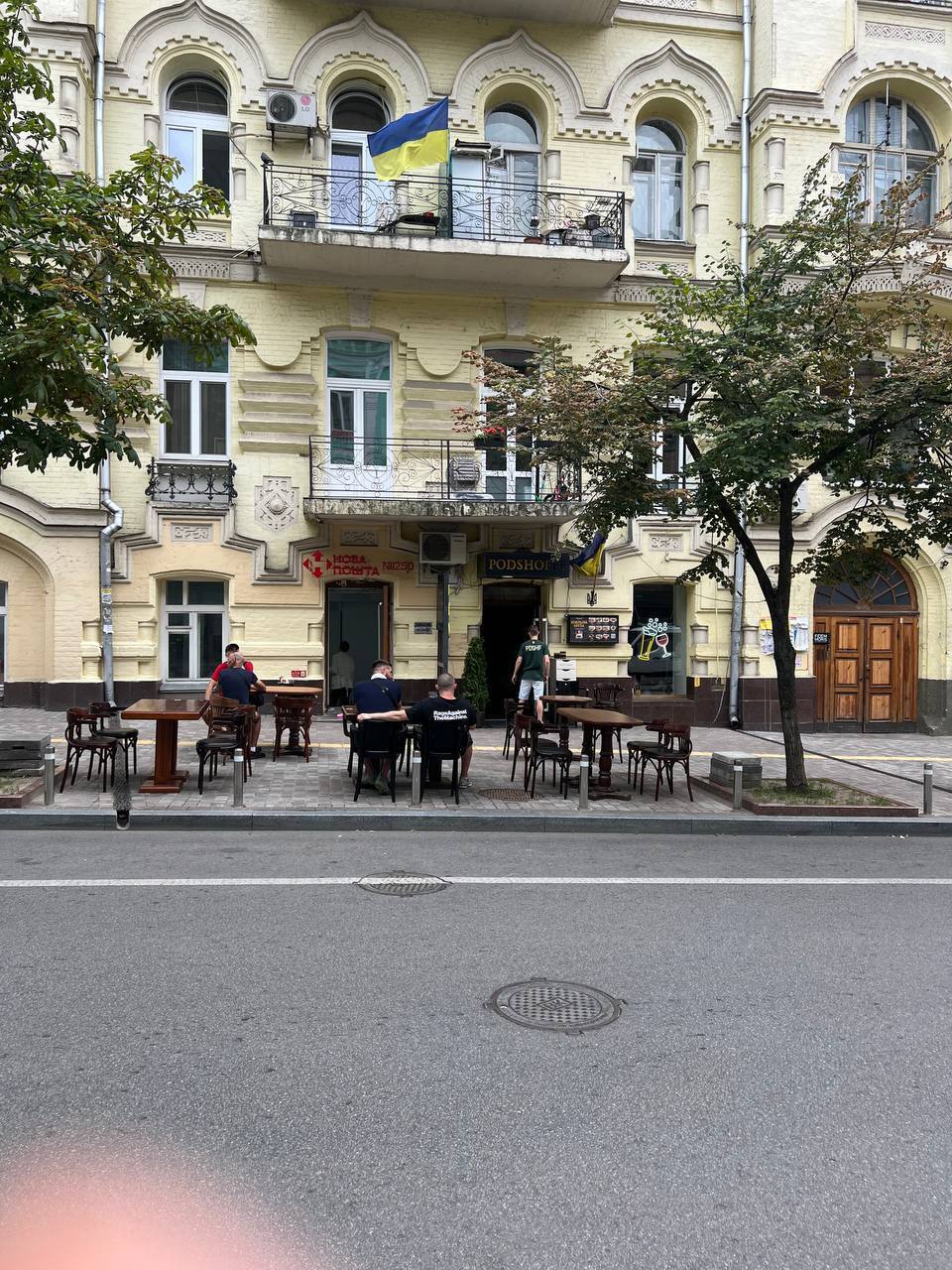 "Гості допивають свої напої": в центрі Києва ресторан PODSHOFFE працює ночами