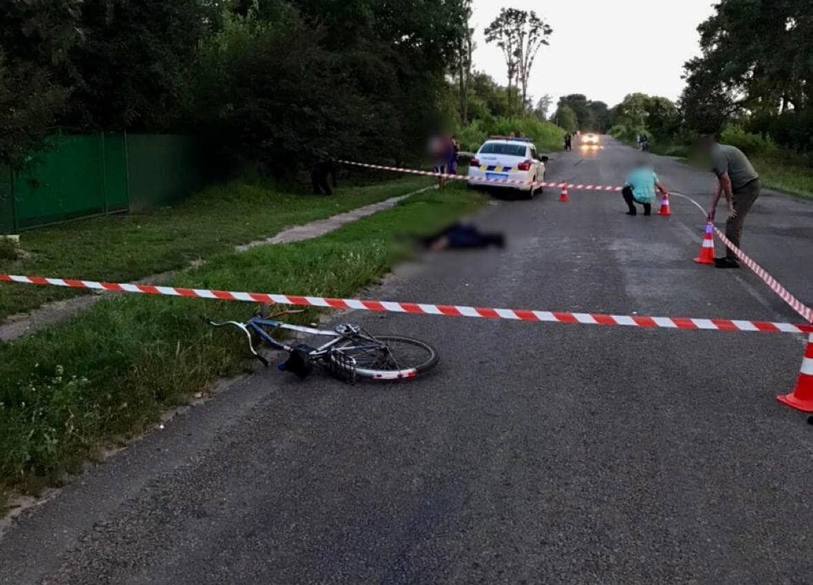 На Київщині легковик збив на смерть велосипедиста, а потім протаранив дерево. Фото