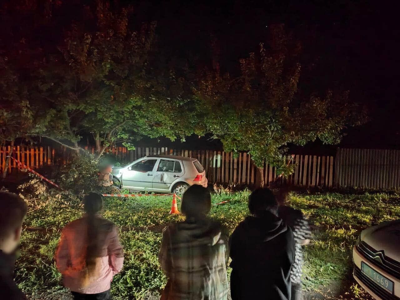 На Київщині легковик збив на смерть велосипедиста, а потім протаранив дерево. Фото