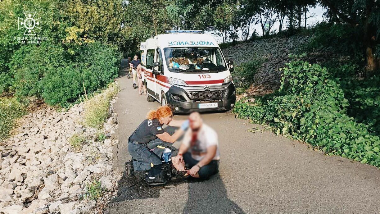 В Киеве велосипедист упал в воду с обрыва высотой 6 метров: пострадавшему помогли водолазы ГСЧС. Фото