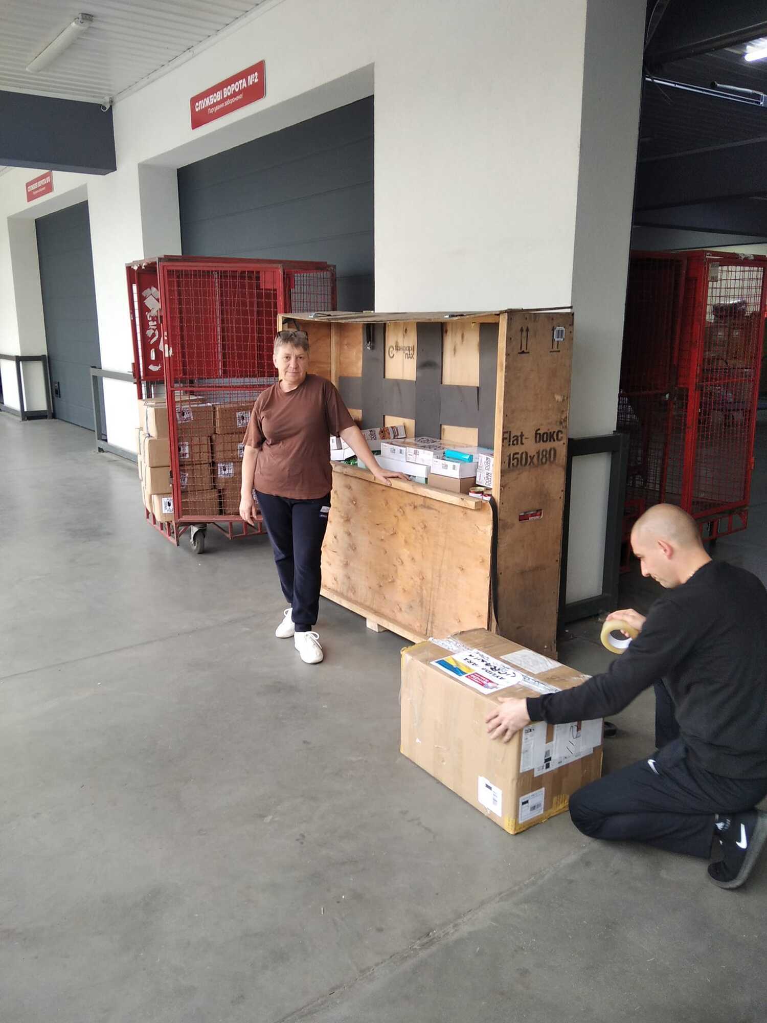 Волонтеры фонда "Мир и Ко" помогли с ремонтом скорых для фронта