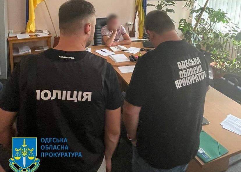 Вимагав гроші за оформлення права власності на землю: на Одещині викрили голову однієї з селищних рад. Фото