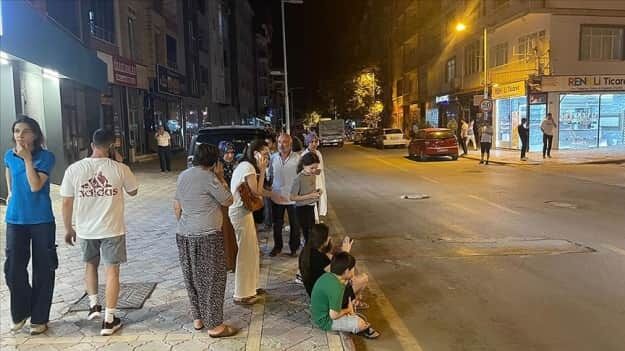 В Турции снова произошло сильное землетрясение, люди в панике выпрыгивали с балконов: есть пострадавшие. Фото и видео