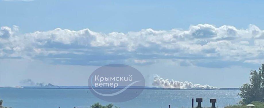 Возле Крымского моста снова слышали взрывы: движение перекрыто