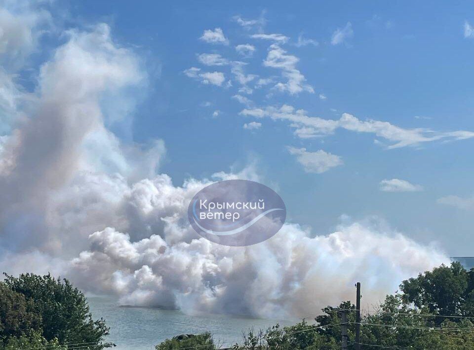 Дым у Крымского моста испугал туристов на пляже. Видео
