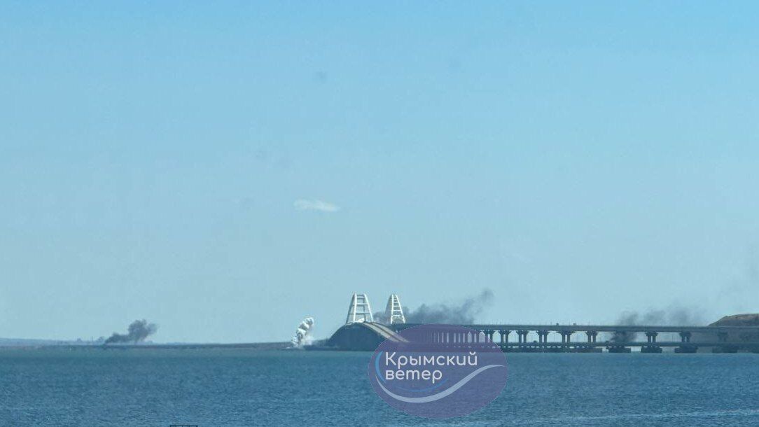 У Керчі пролунали вибухи: біля Кримського мосту здіймався дим. Фото і відео