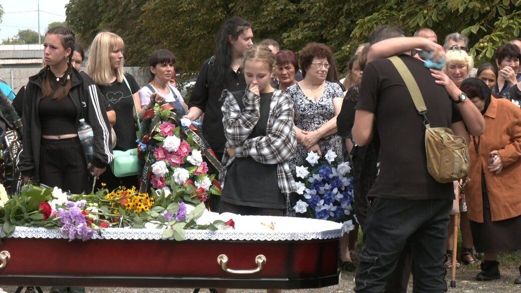 На Запоріжжі попрощалися з молодими співачками, які загинули внаслідок ракетного удару РФ. Фото