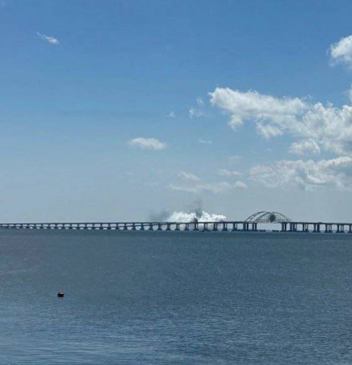 У Керчі пролунали вибухи: біля Кримського мосту здіймався дим. Фото і відео