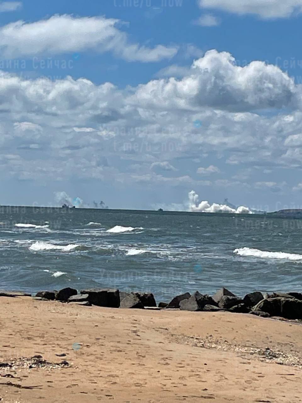 Дым у Крымского моста испугал туристов на пляже. Видео