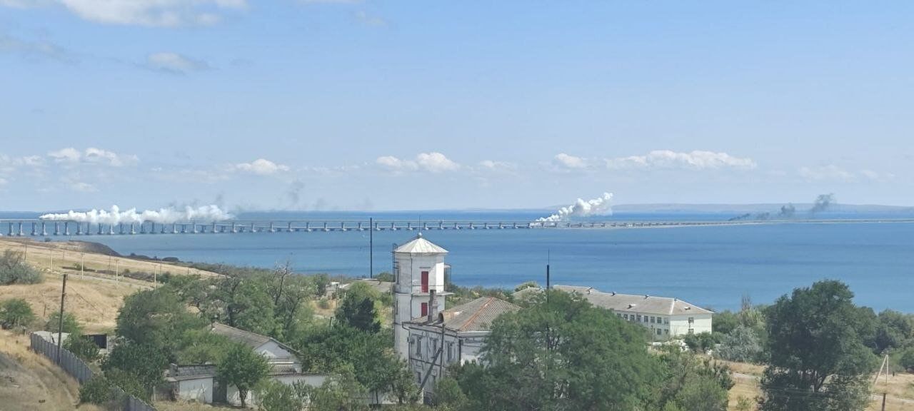 Оккупанты назвали причину задымления возле Крымского моста. Фото и видео