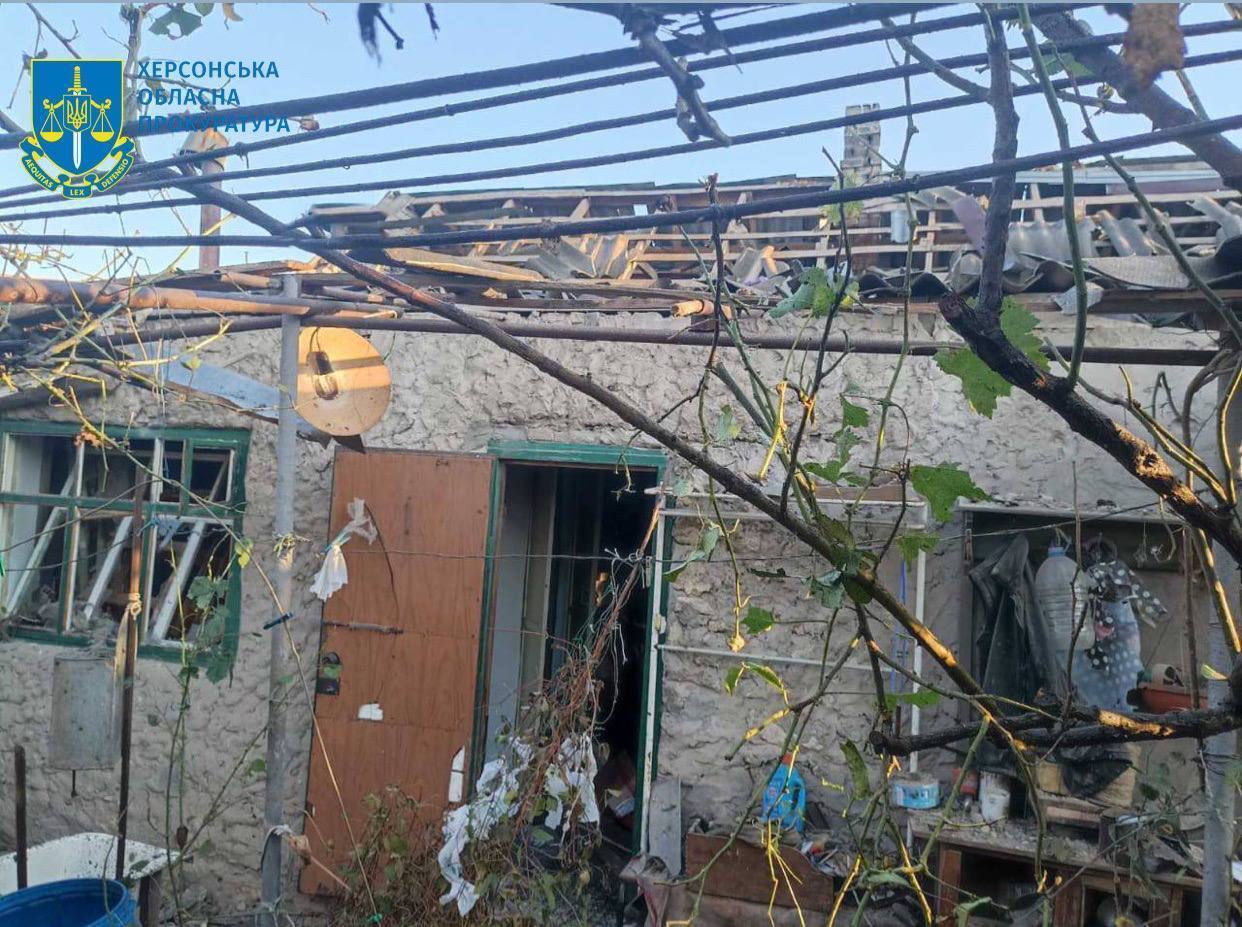 У Херсонській області через російські обстріли знову постраждали мирні жителі: фото