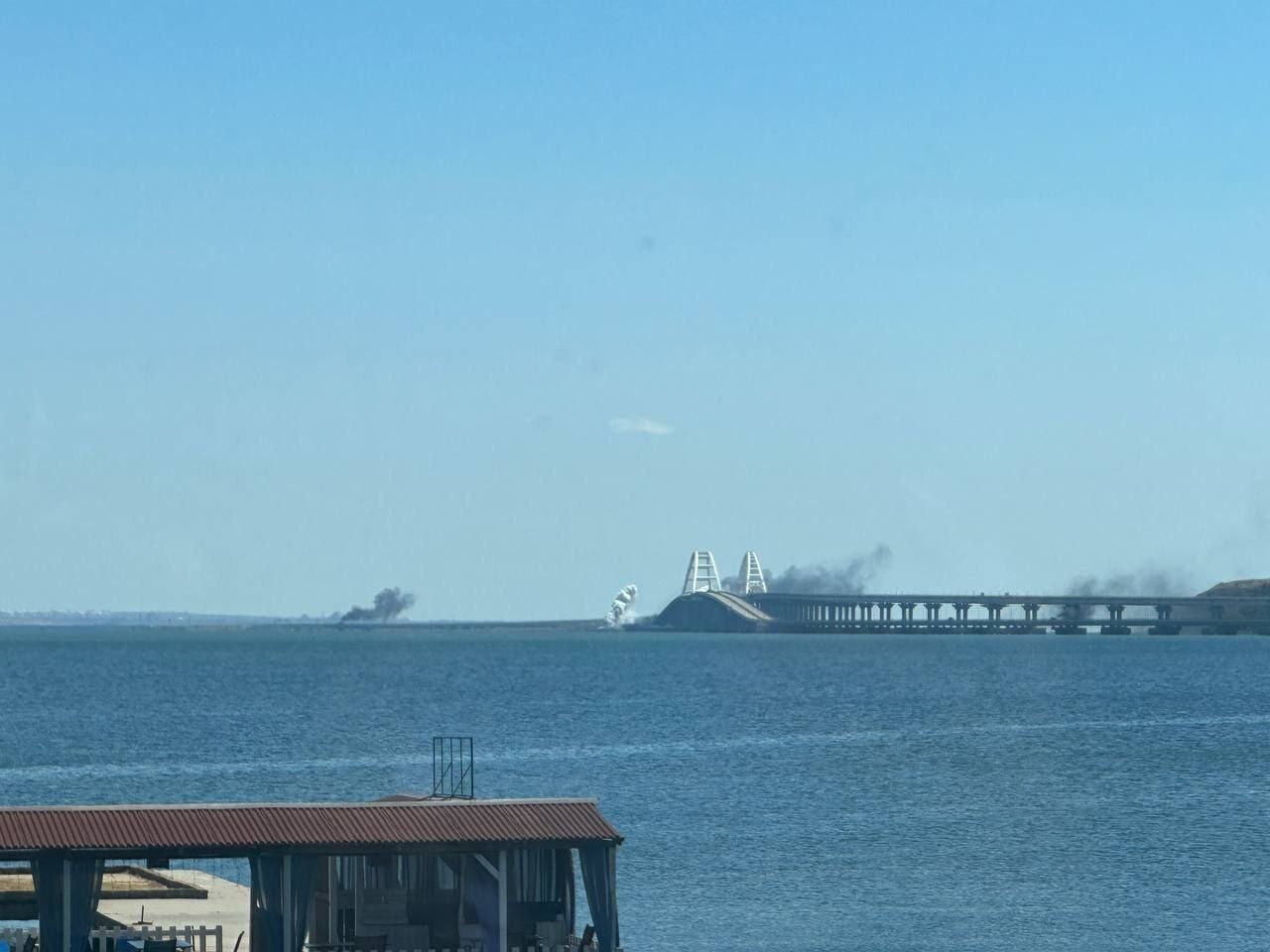 Окупанти назвали причину задимлення біля Кримського мосту. Фото і відео