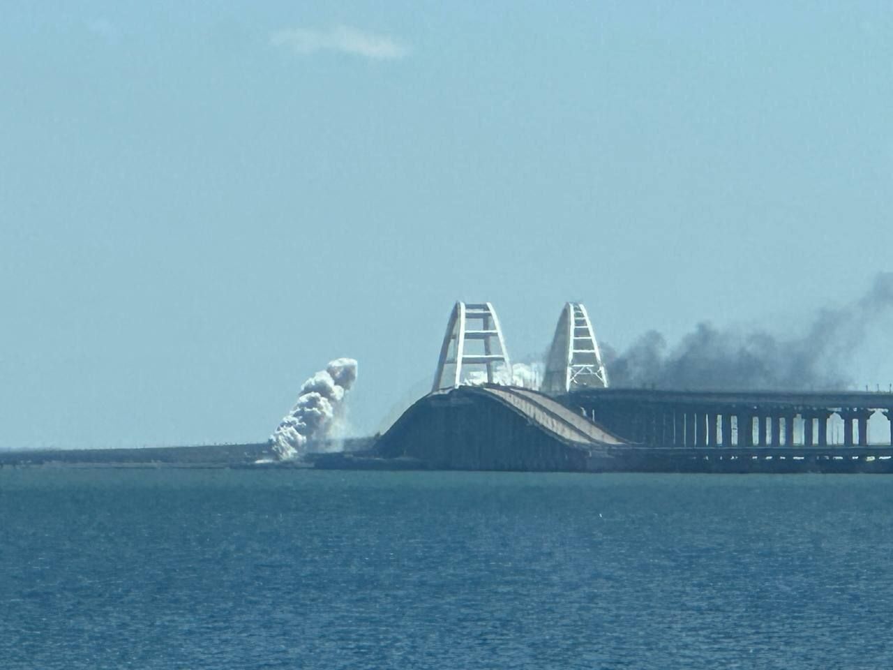 Ігнат про вибухи на Кримському мосту: не просто ж так вони перекривають