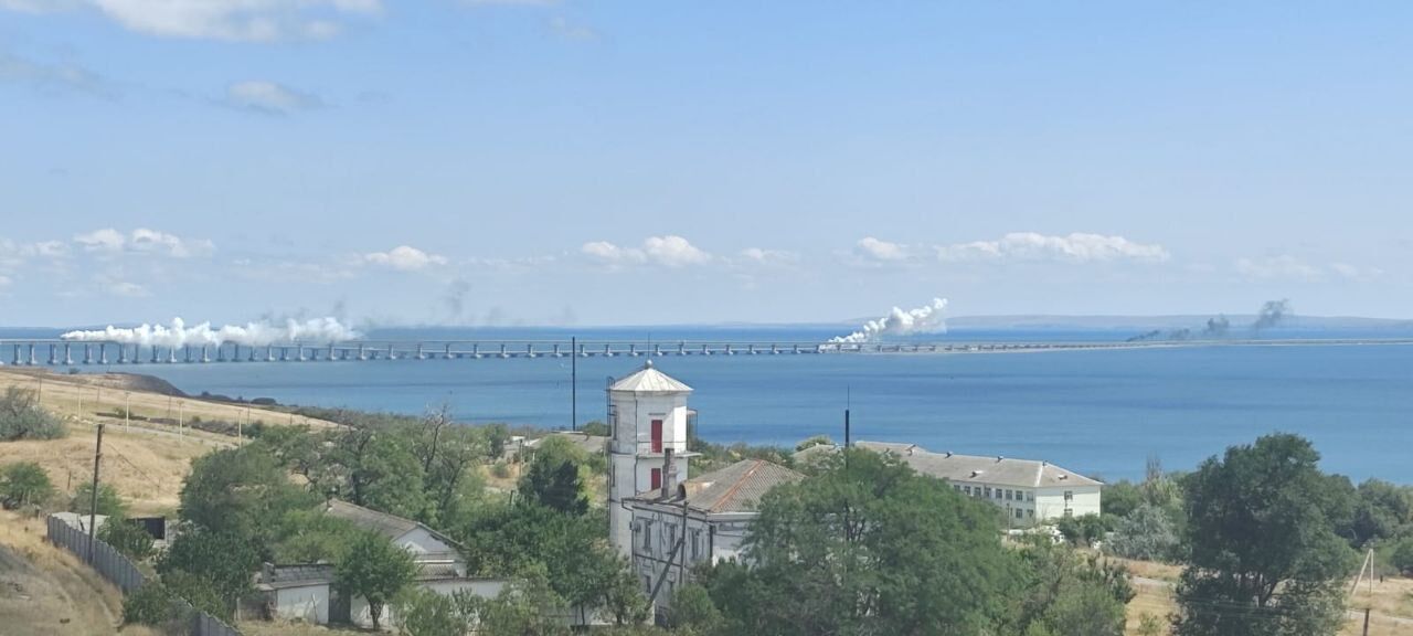 У Керчі пролунали вибухи: біля Кримського мосту здіймався дим. Фото і відео