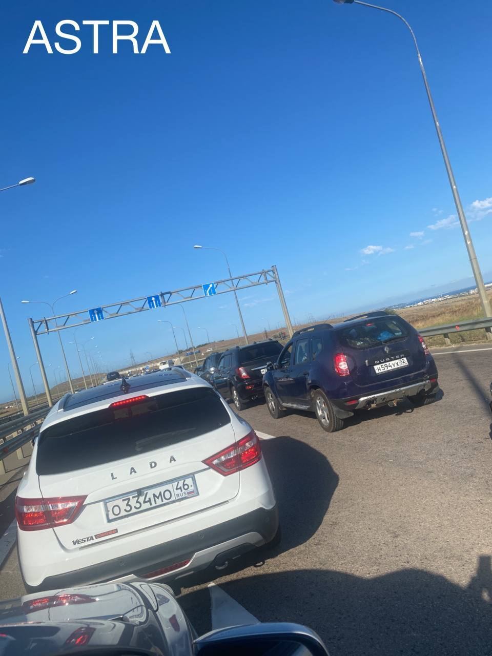 В Керчи раздались взрывы: у Крымского моста поднимался дым. Фото и видео