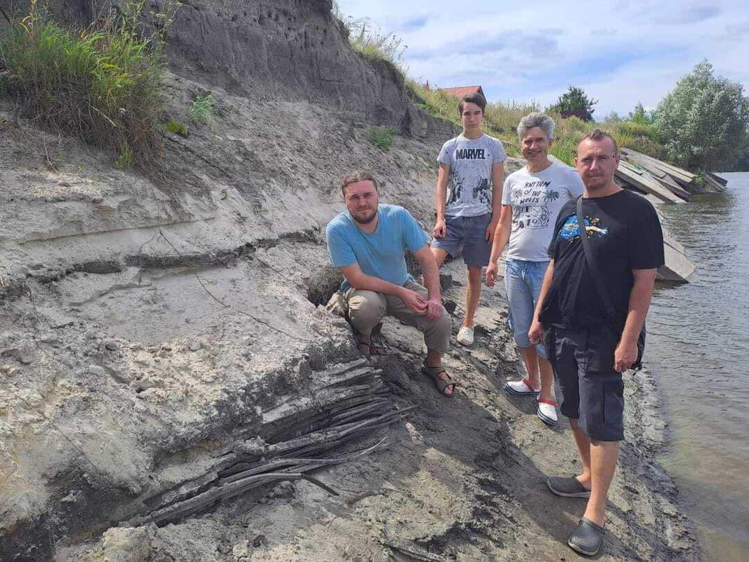 В Киевской области нашли уникальный артефакт, который вымыло водой реки Десна. Фото