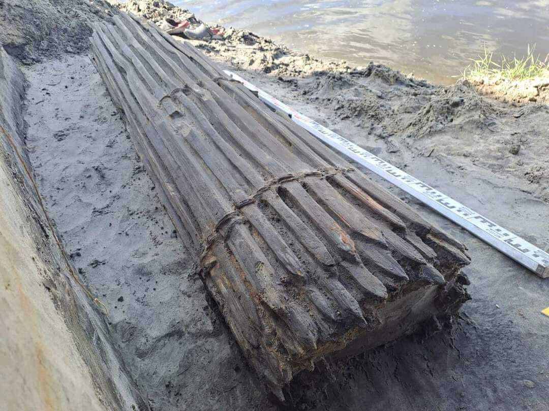 В Киевской области нашли уникальный артефакт, который вымыло водой реки Десна. Фото