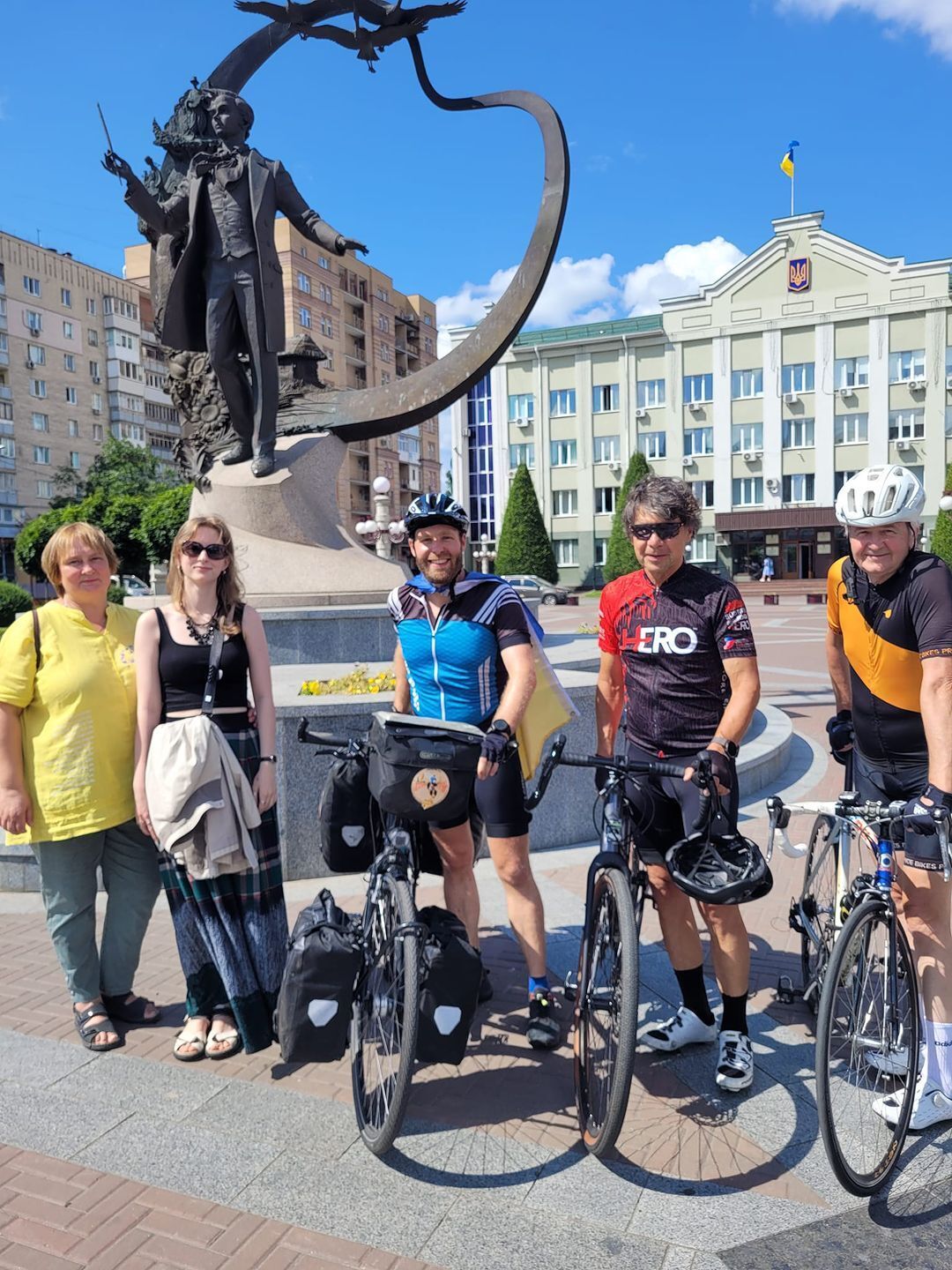 Німецький журналіст 42 дні їхав велосипедом із Люксембурга до Києва, аби зібрати гроші для України. Фото