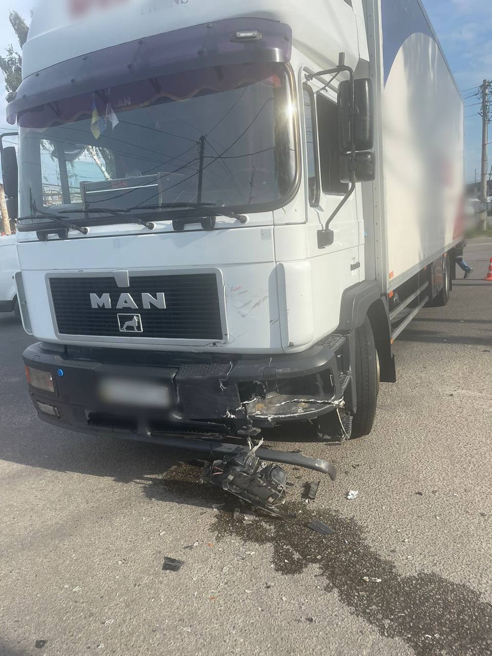 Под Киевом произошло смертельное ДТП: мотоциклист на скорости въехал в грузовик, который разворачивался на перекрестке. Фото