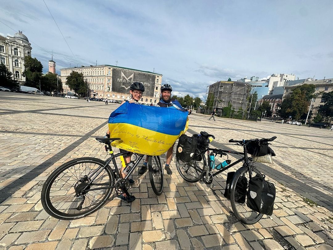 Німецький журналіст 42 дні їхав велосипедом із Люксембурга до Києва, аби зібрати гроші для України. Фото