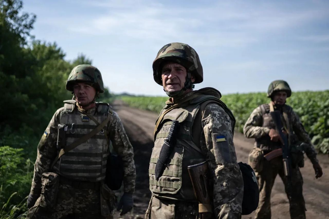 Зеленский показал фото героев, которые делают все, чтобы РФ больше никогда не несла зло в Украину