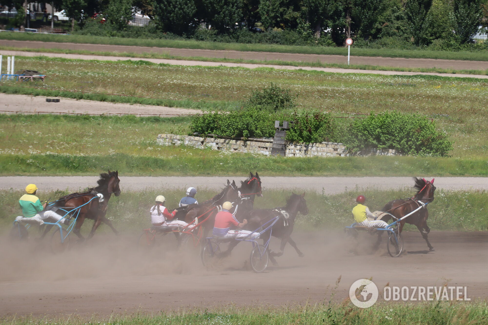 Атмосфера прошлого века: на Киевском ипподроме можно бесплатно посмотреть конные скачки