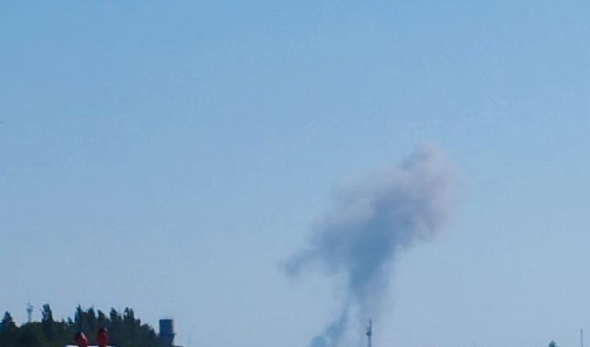 Под оккупированным Мариуполем прогремели взрывы, поднялся дым: есть прилет в лагерь захватчиков. Фото