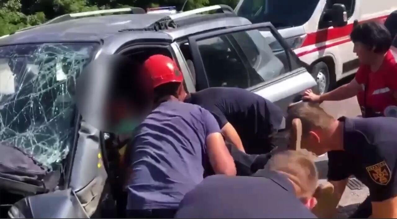 На Киевщине произошло лобовое столкновение двух легковушек: пострадавшего несколько часов доставали из поврежденного авто. Видео