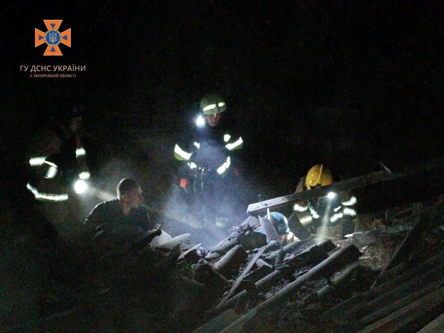 Окупанти завдали ракетних ударів по будинках на Запоріжжі: людей рятували з-під завалів, є загиблі. Фото
